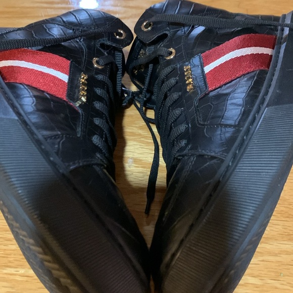 BALLY DESIGNER SNEAKERS EU 9.5E/US 10.5D, BEAUTIFUL SKIN DESIGN, GOLD LOGO NICE! main image 14